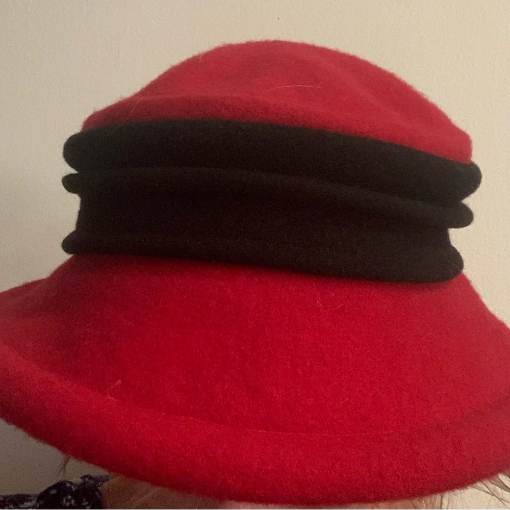 Parkhurst 100% wool ladies hat - cherry red and black